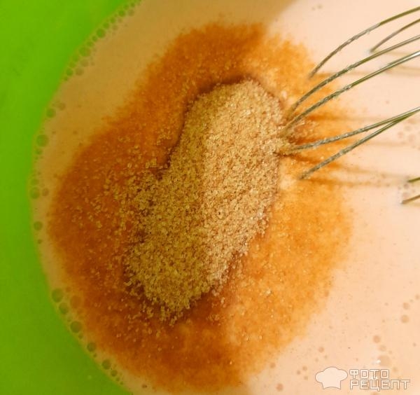 Рецепт: Венский пирог со сливой - Пирог на йогурте, с корицей и красной сливой, крошкой из печенья - невероятно вкусный десерт.