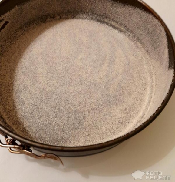 Рецепт: Венский пирог со сливой - Пирог на йогурте, с корицей и красной сливой, крошкой из печенья - невероятно вкусный десерт.