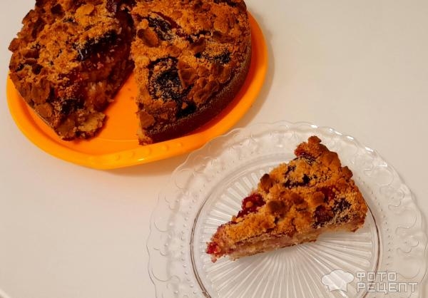 Рецепт: Венский пирог со сливой - Пирог на йогурте, с корицей и красной сливой, крошкой из печенья - невероятно вкусный десерт.