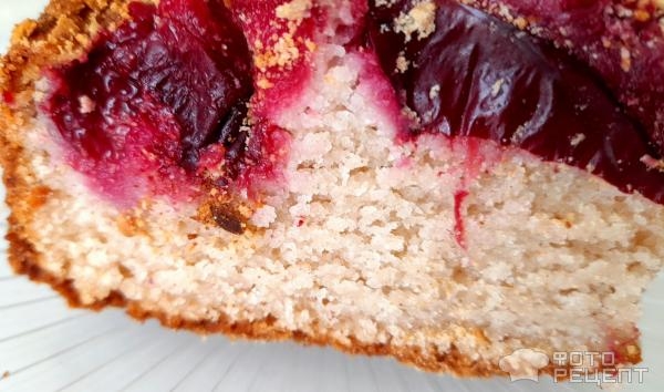 Рецепт: Венский пирог со сливой - Пирог на йогурте, с корицей и красной сливой, крошкой из печенья - невероятно вкусный десерт.