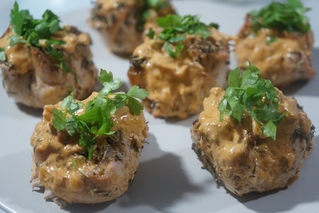 Сочные мясные мешочки с помидорами и моцареллой.