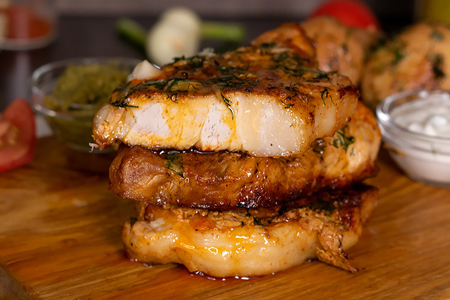 Свиная отбивная с чесночным маслом Свиная отбивная с чесночным маслом