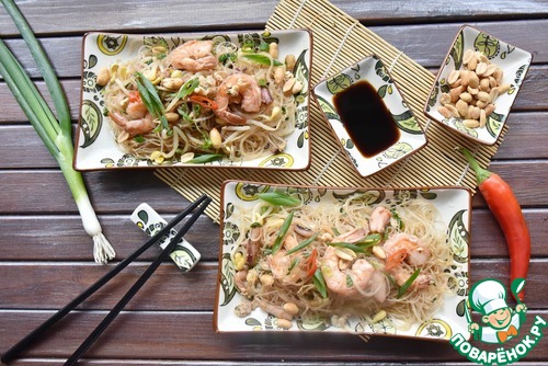 Жареная лапша по-тайски с морепродуктами Жареная лапша по-тайски с морепродуктами