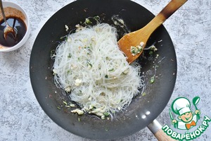 Жареная лапша по-тайски с морепродуктами Жареная лапша по-тайски с морепродуктами