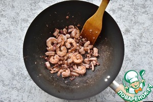 Жареная лапша по-тайски с морепродуктами Жареная лапша по-тайски с морепродуктами