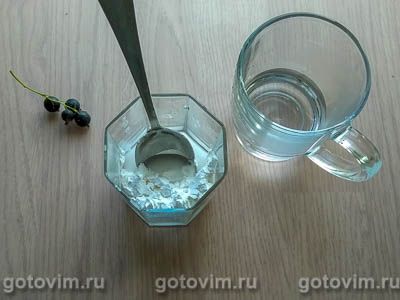 Густой кисель из чёрной смородины с гвоздикой и корицей