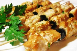 Куриный шашлык в соевом маринаде с маслинами Куриный шашлык в соевом маринаде с маслинами