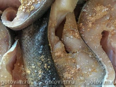 Стейки судака в духовке, маринованные в белом вине и с лемонграссом и куркумой Стейки судака в духовке, маринованные в белом вине и с лемонграссом и куркумой