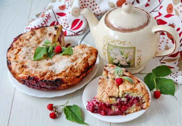 Пирог с ревенем и малиной Пирог с ревенем и малиной