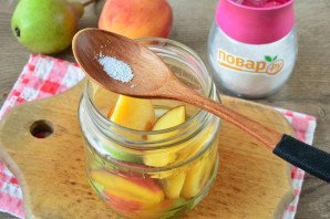 Компот из груш и персиков на зиму Компот из груш и персиков на зиму