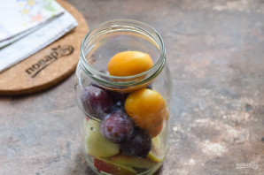 Компот из абрикосов, сливы и яблок на зиму Компот из абрикосов, сливы и яблок на зиму