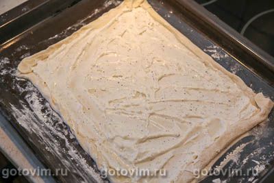 Пицца из готового слоеного теста с курицей, грибами и сыром 