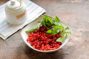 Компот из красной смородины с мятой на зиму Компот из красной смородины с мятой на зиму