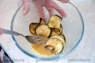 Жареные баклажаны с яйцом и мукой