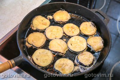 Грузинская закуска «дольки» из жареных баклажанов с орехами Грузинская закуска «дольки» из жареных баклажанов с орехами