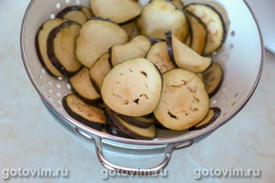 Жареные баклажаны с яйцом и мукой