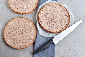 Клубничный торт с шоколадным кремом и глазурью