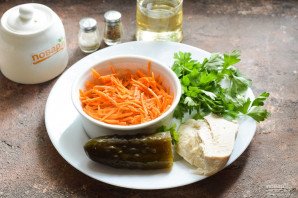 Салат с корейской морковью и маринованными огурцами Салат с корейской морковью и маринованными огурцами