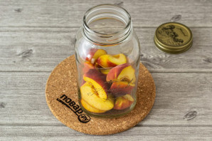 Компот из персиков с лимонной кислотой на зиму Компот из персиков с лимонной кислотой на зиму