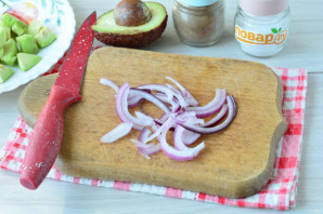 Салат с авокадо и базиликом Салат с авокадо и базиликом