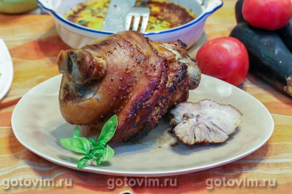 Рулька в глазури из меда с соевым соусом, запеченная в духовке Рулька в глазури из меда с соевым соусом, запеченная в духовке