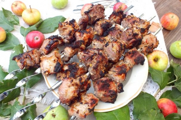 Шашлык в яблочном маринаде Шашлык в яблочном маринаде