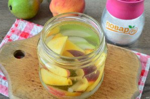 Компот из груш и персиков на зиму Компот из груш и персиков на зиму