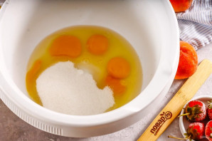 Пирог с клубникой и персиками Пирог с клубникой и персиками