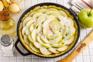 Песочный пирог с вареньем и яблоками