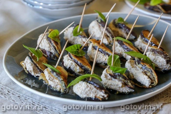 Грузинская закуска «дольки» из жареных баклажанов с орехами Грузинская закуска «дольки» из жареных баклажанов с орехами