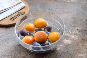 Компот из абрикосов, сливы и яблок на зиму Компот из абрикосов, сливы и яблок на зиму