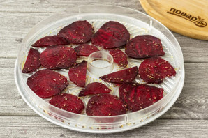 Свекольные чипсы в сушилке Свекольные чипсы в сушилке