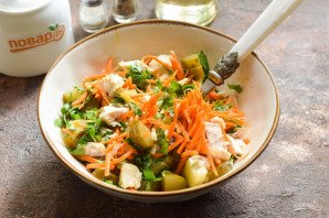 Салат с корейской морковью и маринованными огурцами Салат с корейской морковью и маринованными огурцами