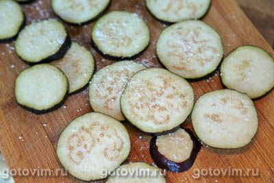 Грузинская закуска «дольки» из жареных баклажанов с орехами Грузинская закуска «дольки» из жареных баклажанов с орехами