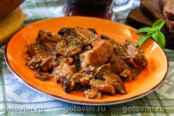 Мясо в квасе, тушенное с ржаными сухариками