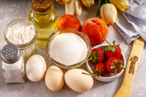 Пирог с клубникой и персиками Пирог с клубникой и персиками