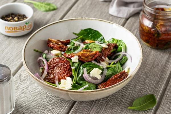 Салат с вялеными томатами Салат с вялеными томатами