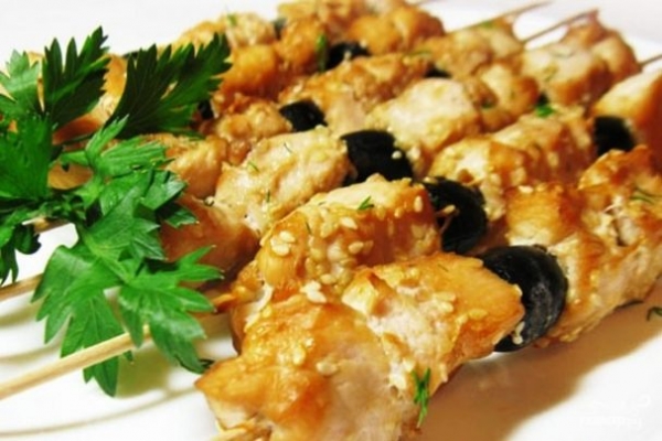 Куриный шашлык в соевом маринаде с маслинами Куриный шашлык в соевом маринаде с маслинами