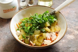 Салат с корейской морковью и маринованными огурцами Салат с корейской морковью и маринованными огурцами