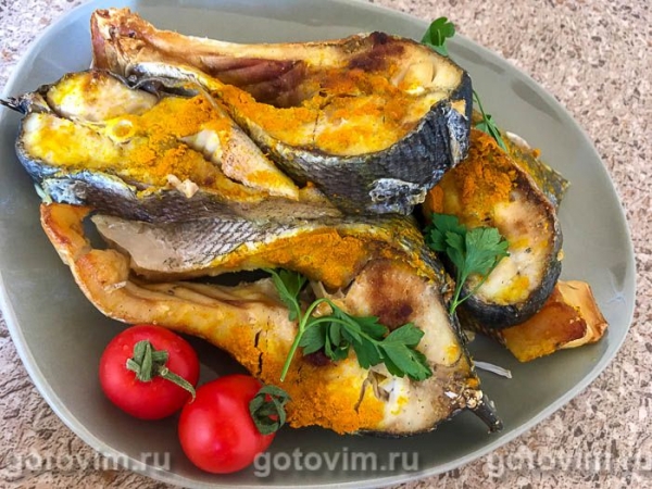 Стейки судака в духовке, маринованные в белом вине и с лемонграссом и куркумой Стейки судака в духовке, маринованные в белом вине и с лемонграссом и куркумой