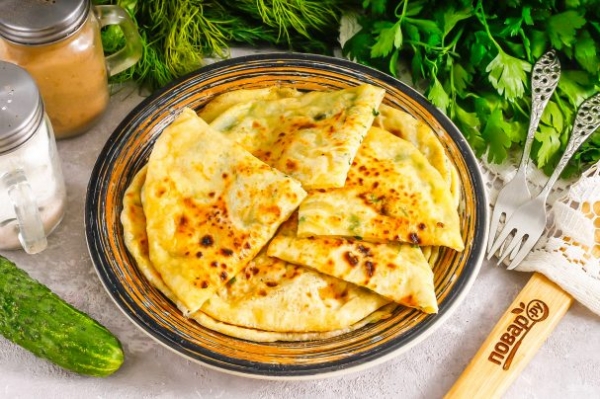 Лепешки с брынзой и зеленью Лепешки с брынзой и зеленью