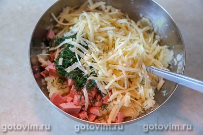 Картофельные котлеты из пюре с колбасой и сыром