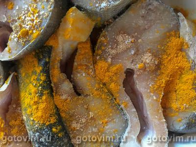 Стейки судака в духовке, маринованные в белом вине и с лемонграссом и куркумой Стейки судака в духовке, маринованные в белом вине и с лемонграссом и куркумой