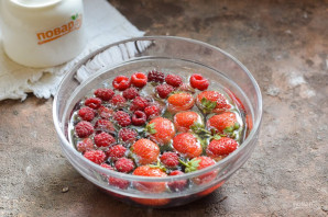 Компот из клубники, малины и смородины на зиму Компот из клубники, малины и смородины на зиму