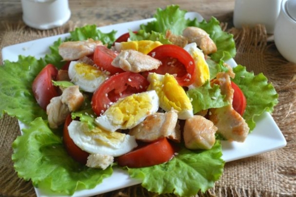 Салат Цезарь с курицей и сухариками Салат Цезарь с курицей и сухариками