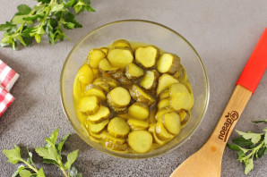 Малосольные огурцы в микроволновке