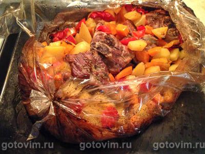 Баранина в рукаве, запеченная с овощами