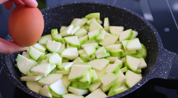 Запеканка из кабачков на сковороде, пошаговый рецепт с фото