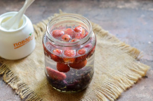 Компот из клубники и смородины на зиму Компот из клубники и смородины на зиму