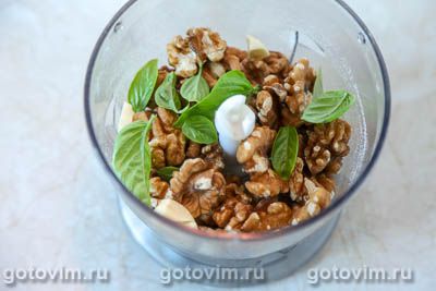 Грузинская закуска «дольки» из жареных баклажанов с орехами Грузинская закуска «дольки» из жареных баклажанов с орехами